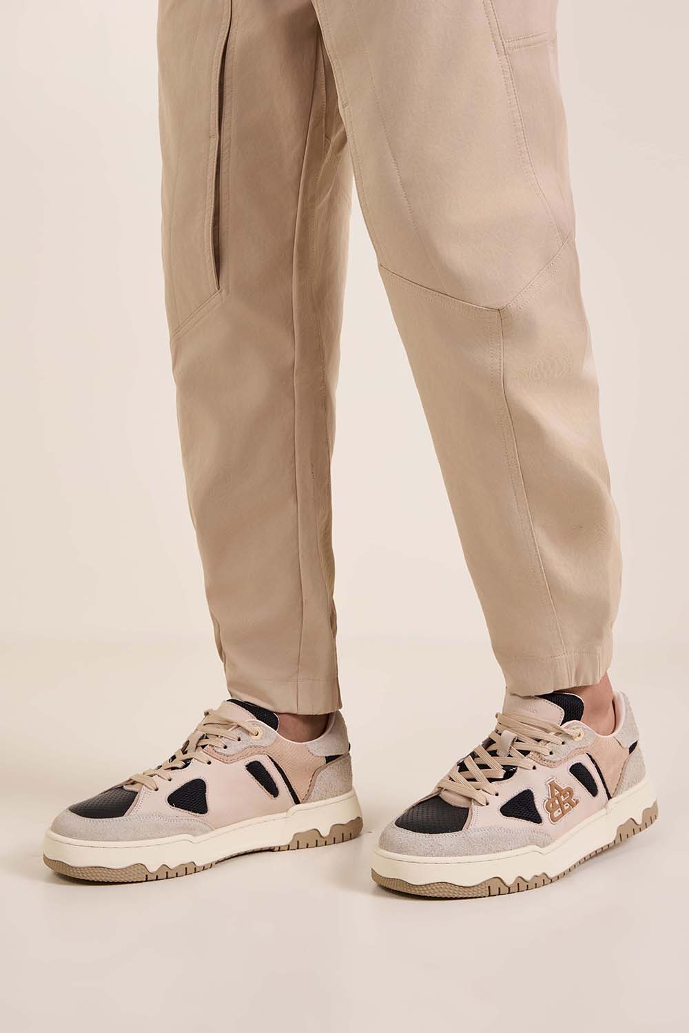 תמונת כל הלוק של נעלי סניקרס